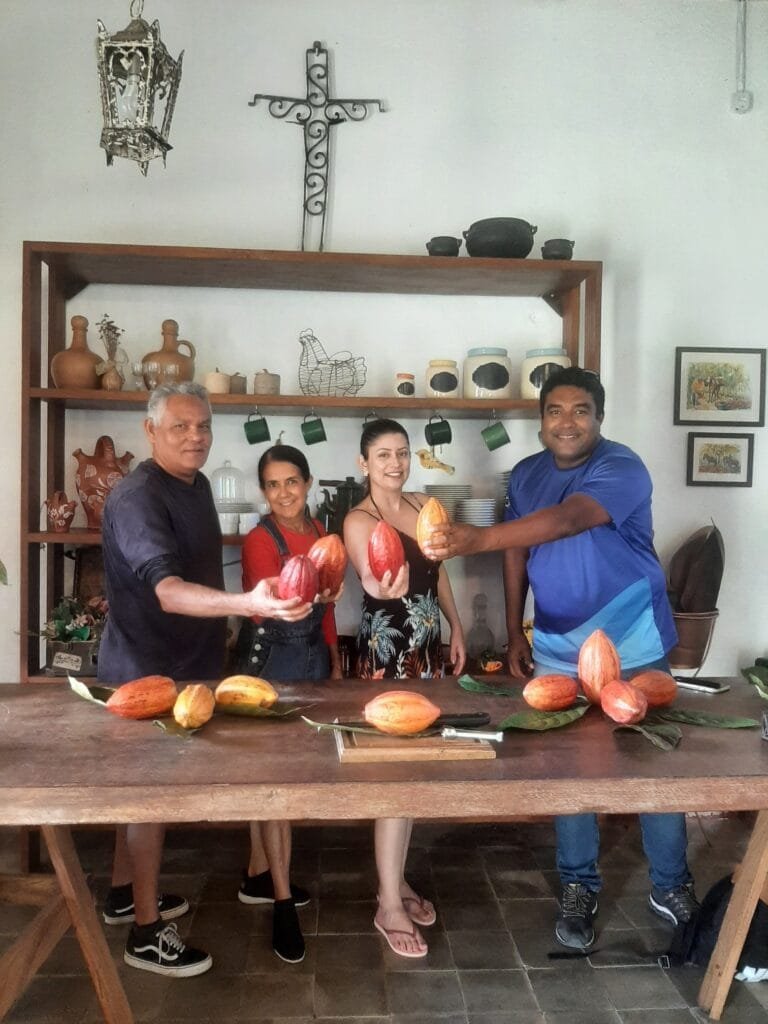 Costa do cacau revelada para visitantes em Ilhéus, passeio a fazenda de cacau e fabrica de chocolate - BA. Passeios guiados pela Conexão Ilhéus passeios e Viagens.